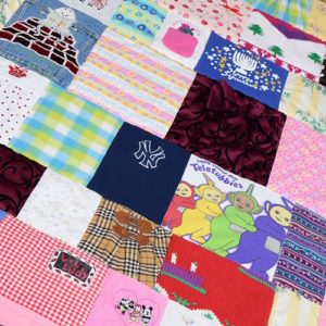 How cute is this- save those baby clothes and turn them into a baby clothes quilt from JellyBeanQuilts.com! So cute! #babyclothesquilt #memoryquilt #onesiequilt #babyclothesblanket