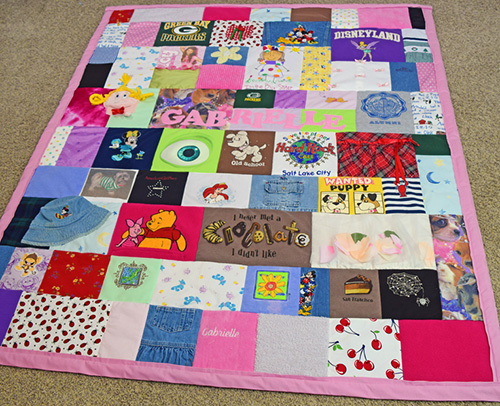 This baby memory quilt is a great way to preserve the clothes from your baby's first year or two (or more!) Check out jellybeanquilts.com for more! #babymemoryquilt