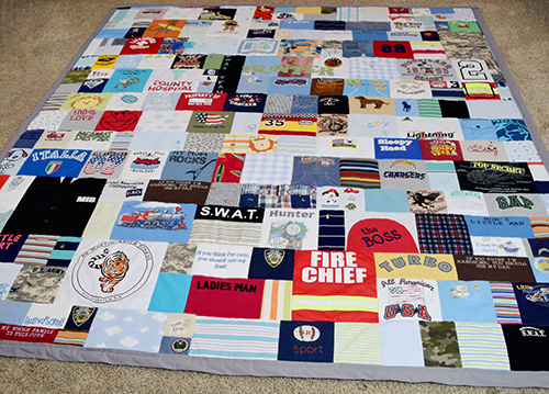 Check out this full-sized baby clothes quilt from JellyBeanQuilts.com - need to do this with my kiddo's clothes!