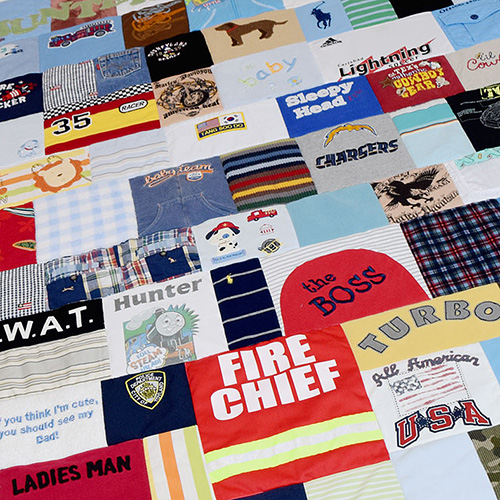 Check out this full-sized baby clothes quilt from JellyBeanQuilts.com - need to do this with my kiddo's clothes!