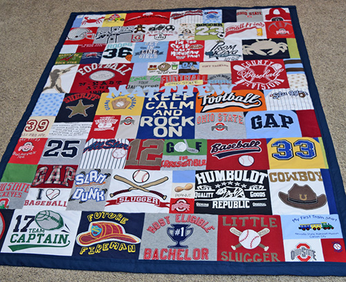 Check out this adorable baby t-shirt quilt from JellyBeanQuilts.com! #babyclothesquilt #tshirtquilt
