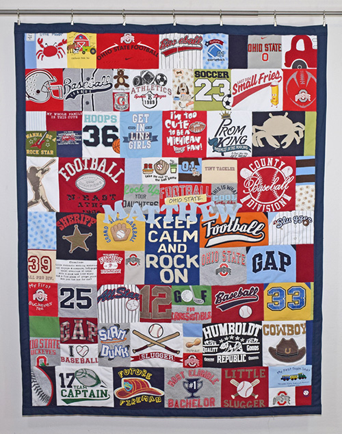 Check out this adorable baby t-shirt quilt from JellyBeanQuilts.com! #babyclothesquilt #tshirtquilt